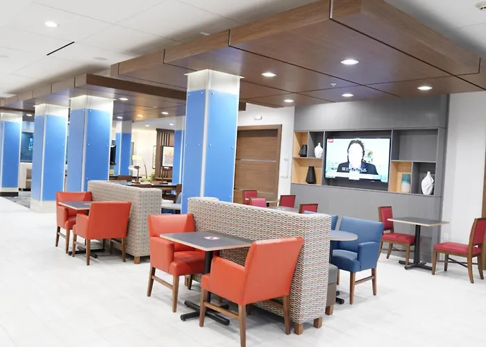 Holiday Inn Express & Suites - Dallas Market Center By Ihg